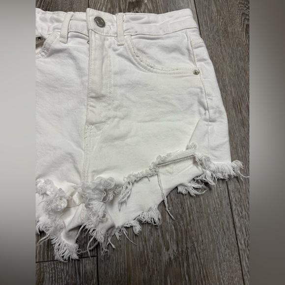 Zara Women's White Frayed Denim Shorts - Picture 2 of 9